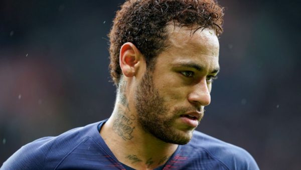 Accusé de viol, Neymar nie et publie une vidéo