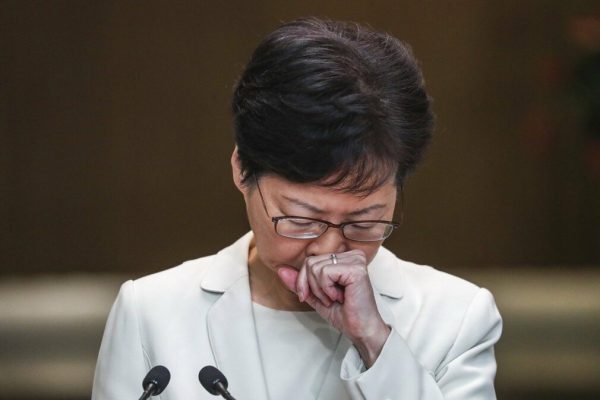 La leader de Hong Kong cherche encore à apaiser les manifestations (1)