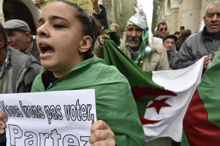 Les Algériens se soulèvent contre les élections du 12 décembre (1)