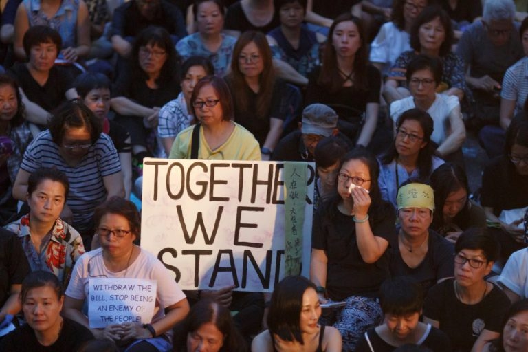 Les mères rejoignent les étudiants à Hong Kong contre l’extradition