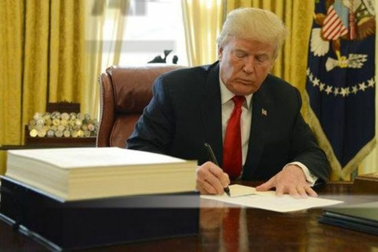 Trump_signing_tax_bill (1)