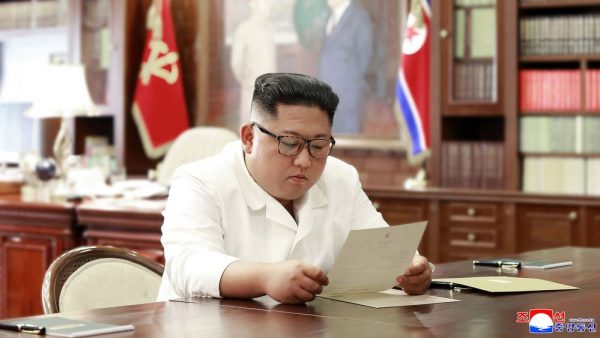 une-photographie-de-l-agence-officielle-nord-coreenne-kcna-publiee-le-23-juin-2019-montre-kim-jong-un-lisant-une-lettre-de-donald-trump_6192540
