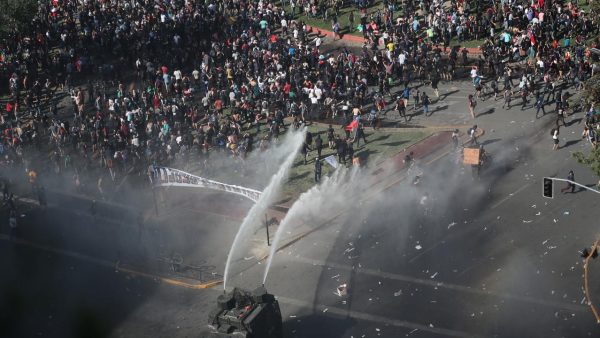 vijftien-doden-en-2600-arrestaties-bij-protesten-in-chili
