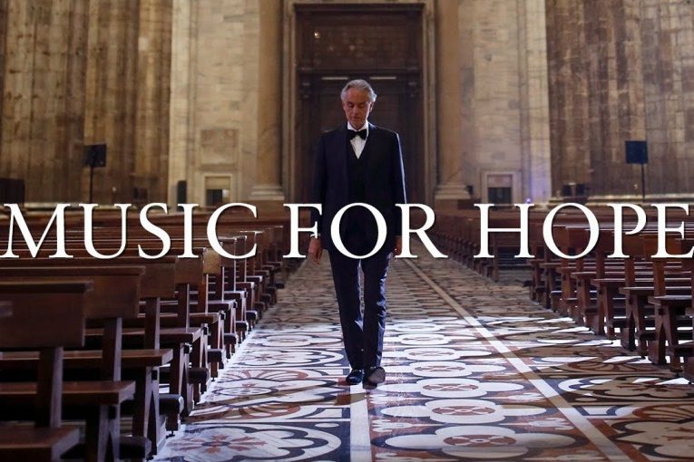 Seul dans la cathédrale de Milan, Andrea Bocelli donne un concert pour Pâques