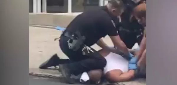 Aux États-Unis, un policier s’agenouille sur le cou d’un homme pour l’interpeller