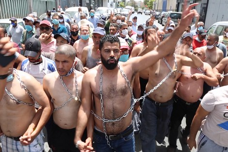 Torses nus et corps enchaînés, les taximen manifestent dans la capitale