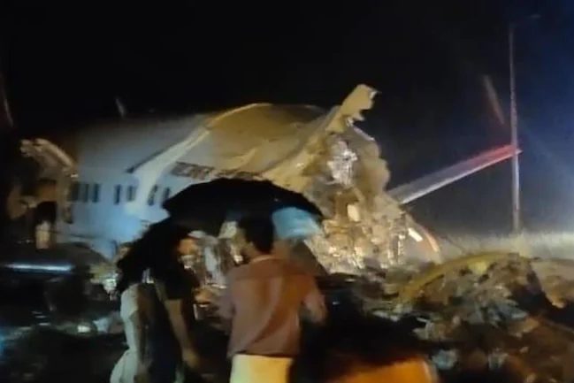 Inde : un avion brisé en deux lors d’un atterrissage en catastrophe