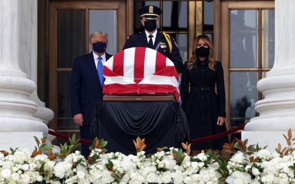 Donald Trump hué devant le cercueil de la juge Ruth Bader Ginsburg