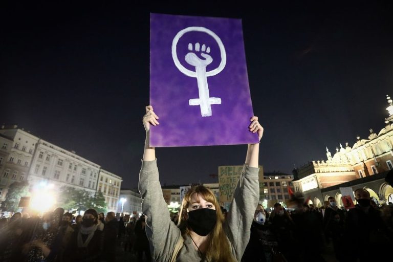 En Pologne, les femmes se mobilisent contre les lois anti-IVG