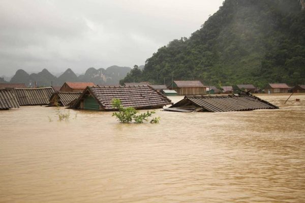 Inondations et glissements de terrain au Vietnam