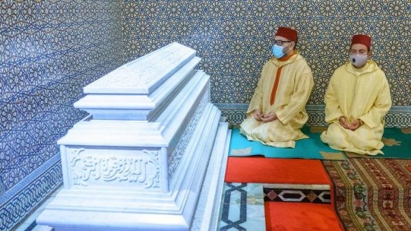 Mohammed VI se recueille sur la tombe du Hassan II