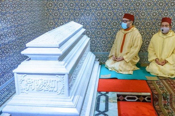 Mohammed VI se recueille sur la tombe du Hassan II