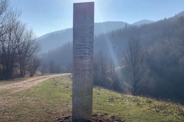 Le monolithe découvert en Roumanie