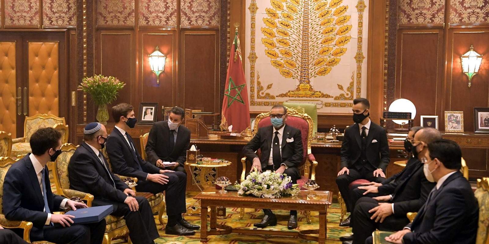 Le roi Mohammed VI a reçu Jared Kushner et Meir Ben-Shabbat au Palais royal de Rabat © DR