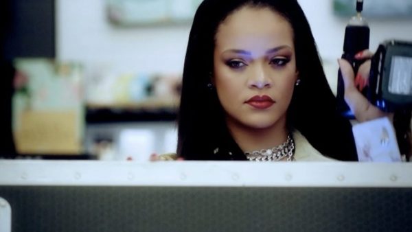 Quand Rihanna monte-t-elle même les présentoirs Fenty