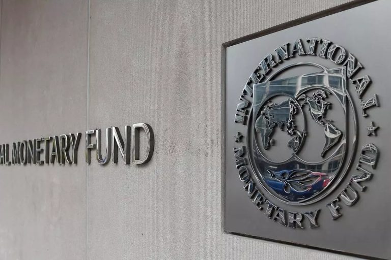 Une plaque du FMI au siège de l'organisation, à Washington © AFP