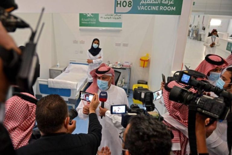 Le ministre saoudien de la Santé lors du lancement de la campagne de vaccination contre la Covid-19