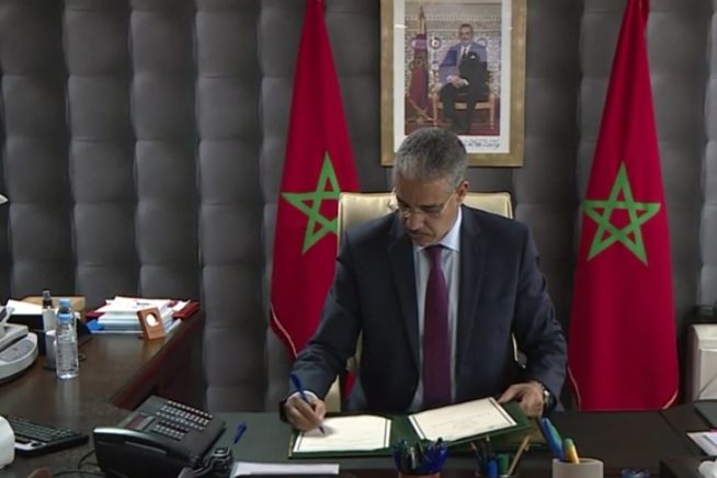 Aziz Rabbah signant la convention de partenariat entre le ministère de l’Energie, des Mines et de l’Environnement, le Conseil de la région de Béni Mellal-Khénifra et l’Association du Géoparc M’Goun