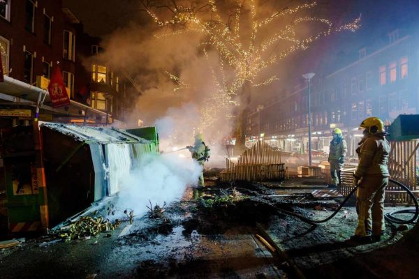 Plusieurs véhicules ont été incendiés à Amsterdam par les manifestants anti-couvre-feu