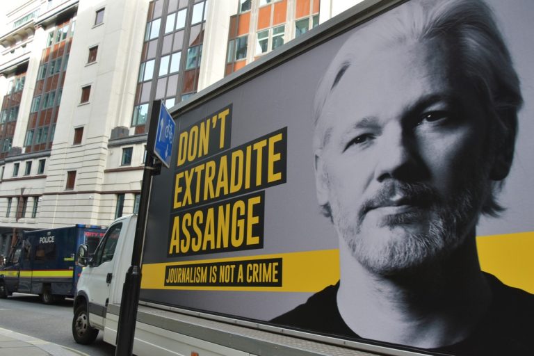Julian Assange : les États-Unis réclament l’extradition devant la Haute Cour du Royaume-Uni