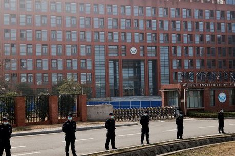 Des agents de sécurité devant l'Institut de virologie de Wuhan, en Chine, lors de la visite des experts de l'OMS, le 3 février 2021 © Thomas Peter, Reuters
