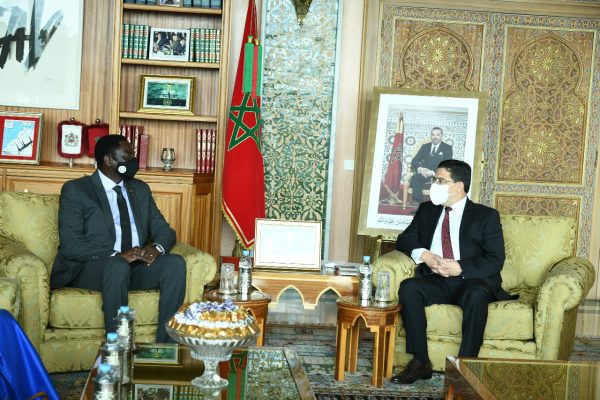 Le chef de la diplomatie marocaine Nasser Bourita et son homologue gambien Mamadou Tangara, jeudi 18 février 2021 à Rabat © DR