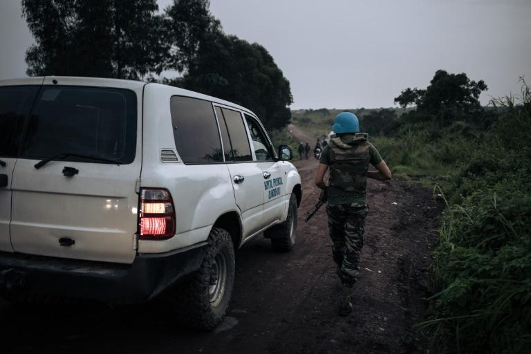 Un soldat de l'ONU escorte un véhicule médical près du village de Kibumba où l'ambassadeur italien en RDC a été tué dans une attaque, le 22 février 2021 © AFP