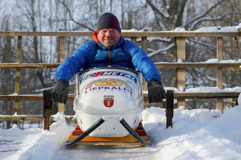 Lettonie : un père offre une piste de luge à ses enfants