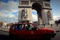 Taxi casablancais roulant à Paris