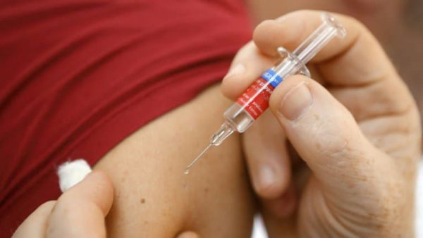Une personne se fait vacciner © AFP