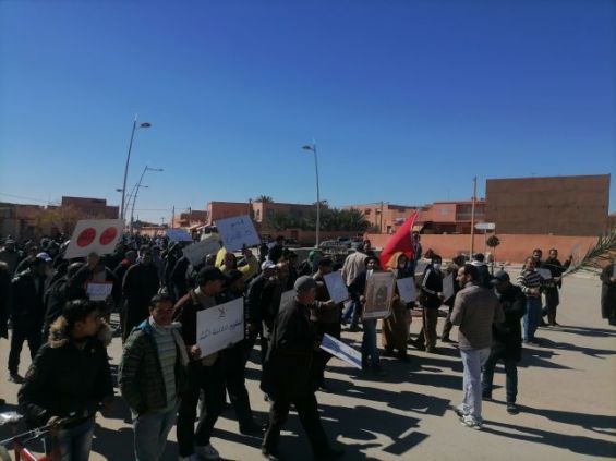Les propriétaires de palmiers d’El Arja, victimes des conflits entre le Maroc et l’Algérie, manifestent à Figuig, le 12 mars 2021, contre la dépossession des agriculteurs d'Al Arja © Figuig photographie