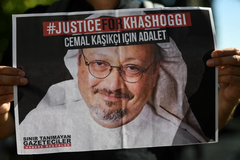 Les proches de Jamal Khashoggi manifestent devant la Turquie pour le second anniversaire de sa mort, le 2 octobre 2020 © AFP