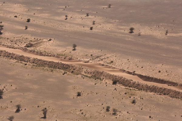 Un mur de sable sépare le Sahara du sud-est marocain © ONU/Evan Schneider