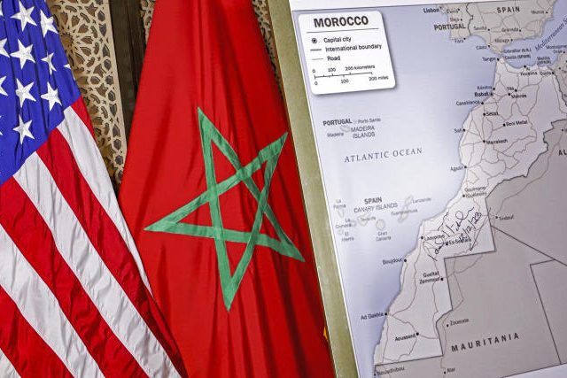 Les drapeaux des États-Unis et du Maroc à côté d’une carte du département d’État américain reconnaissant la souveraineté du royaume chérifien sur le Sahara occidental, à Rabat, le 12 décembre 2020 © AFP