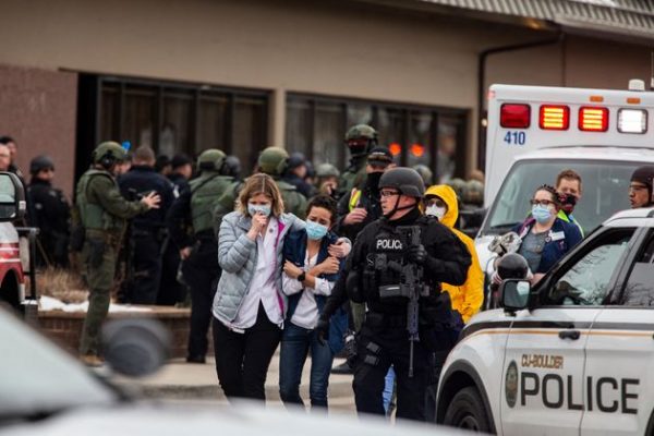 Devant le supermarché King Sooper's de Boulder, dans le Colorado, où une fusillade a eu lieu lundi 22 mars 2021 © Chet Strange, Getty Images via AFP