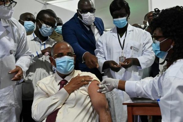 Le secrétaire général de la présidence ivoirienne, Patrick Achi, se fait vacciner contre la Covid-19 grâce à Covax, le 1er mars 2021 à Abidjan © AFP