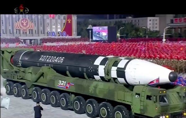 Image tirée d'une vidéo diffusée par l'agence nord-coréenne Kcna, le 10 octobre 2020, montrant ce qui semble être le nouveau missile balistique intercontinental géant dévoilé par la Corée du Nord lors d'un défilé militaire à Pyongyang © 2019 AFP