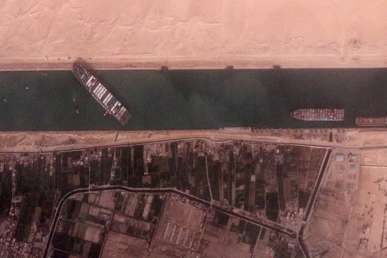 Le porte-conteneurs Ever Given bloque le canal de Suez en Égypte depuis le 23 mars 2021 © Reuters