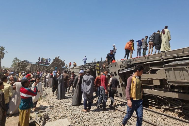 Deux trains sont entrés en collision à Sohag, dans le sud de l'Égypte © Twitter