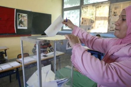 Une Marocaine vote lors des élections locales, à Casablanca, le 4 septembre 2015. © Abdeljalil Bounhar/AP/SIPA