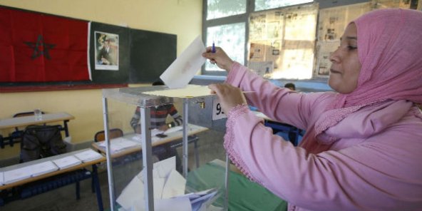 Une Marocaine vote lors des élections locales, à Casablanca, le 4 septembre 2015. © Abdeljalil Bounhar/AP/SIPA