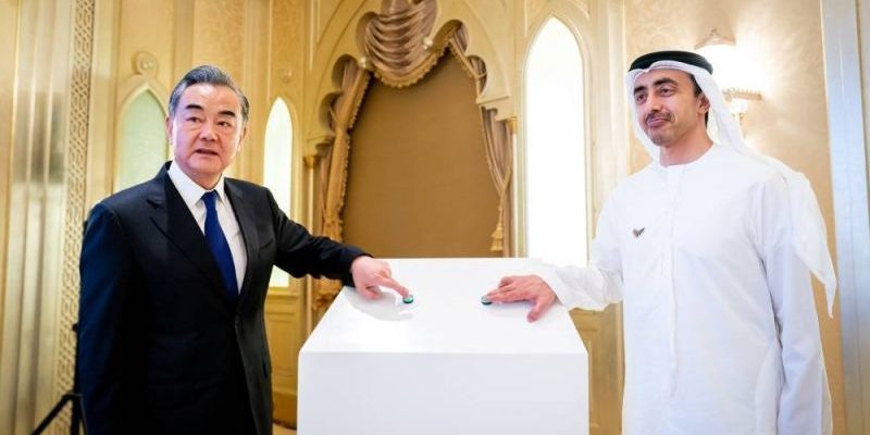 Cheikh Abdallah ben Zayed Al-Nahyane, ministre émirati des Affaires étrangères, et son homologue chinois Wang Yi. Abou Dhabi, le 28 mars 2021 ©  Reuters