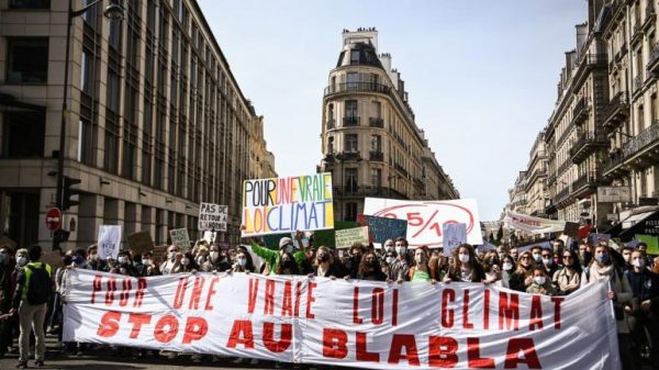 Des manifestants à la marche pour le climat à Paris, le 28 mars 2021 © AFP