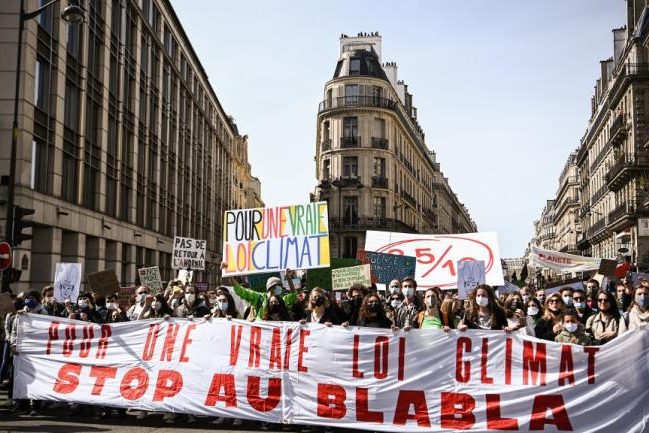 Des manifestants à la marche pour le climat à Paris, le 28 mars 2021 © AFP