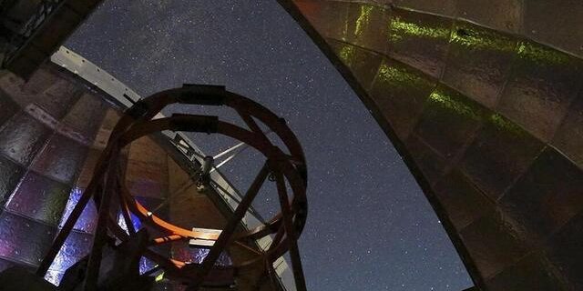 Cette photo de la Nasa, publiée le 11 mars 2021, montre la vue de l’intérieur du dôme du télescope infrarouge de la Nasa pendant une nuit d’observation, alors que le télescope de 3,2 mètres (10,5 pieds) au sommet du Mauna Kea d’Hawaï a été utilisé pour mesurer le spectre infrarouge de l’astéroïde 2001 FO32 © AFP / Nasa