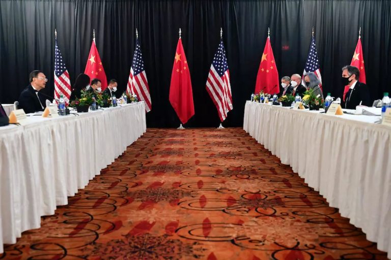 L'équipe américaine face à l'équipe chinoise lors d'une rencontre en Alaska, le 18 mars 2021. © Frederic J. Brown, AFP