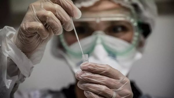 Une assistante médicale prélève un échantillon d'un patient lors d'un test dans un laboratoire d'analyse © Jeff Pachoud, AFP