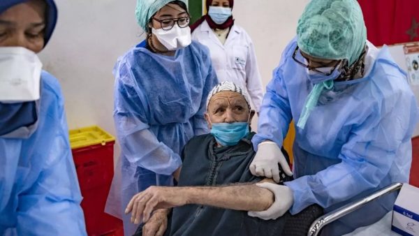 Un Marocain reçoit une dose de vaccin contre la Covid-19 à Salé en janvier 2021 © AFP