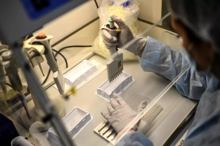 Une technicienne étudie le génome de la Covid-19 et de ses variants à l'Institut Pasteur. Paris, le 21 janvier 2021 © AFP