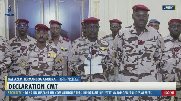 Le général Azem Bermandoa Agouna, porte-parole de l'armée tchadienne, au centre, annonce la mort du président tchadien Idriss Déby Itno, à la télévision d'État mardi 20 avril 2021 © Tele Tchad via AP